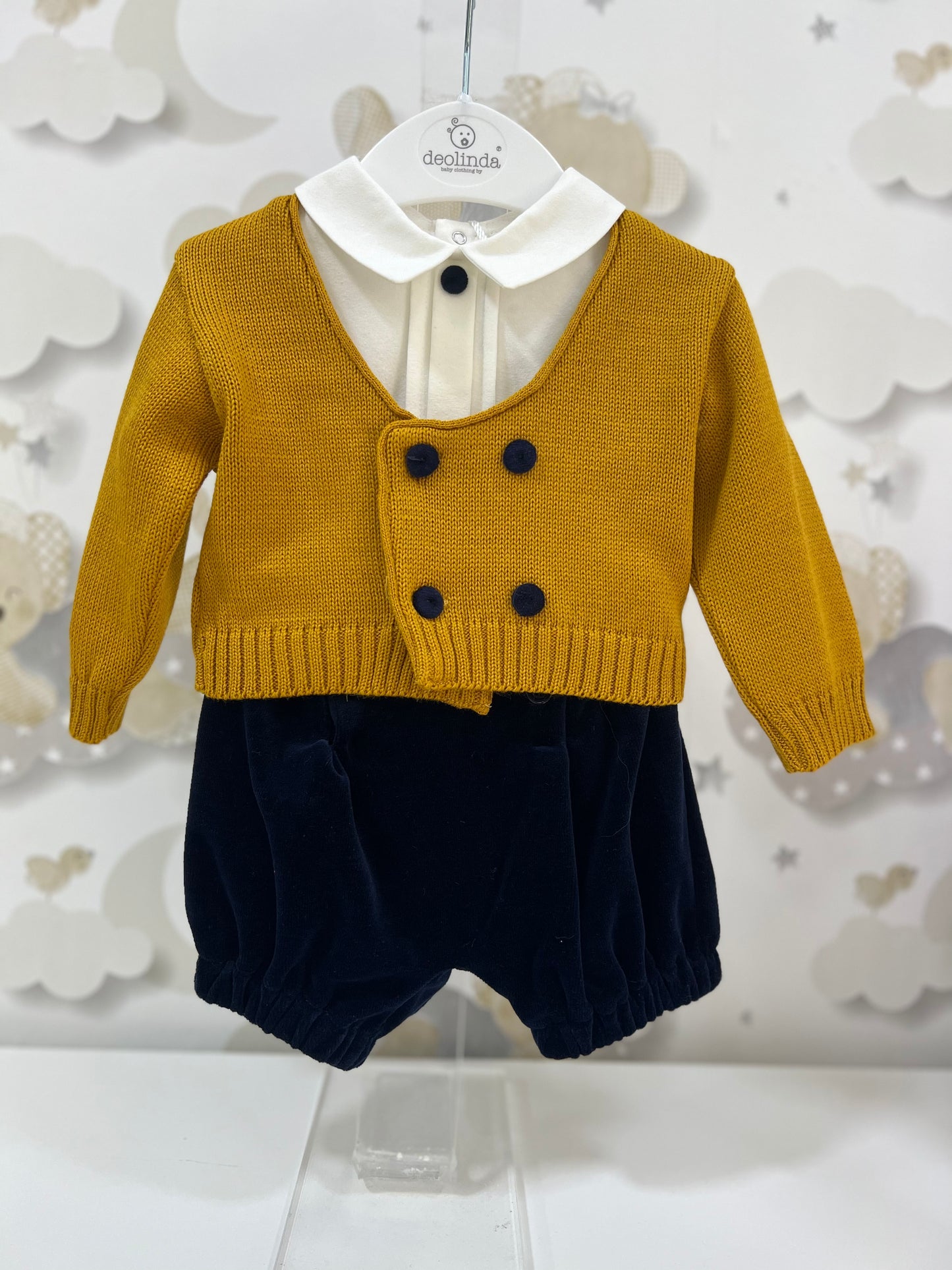 Pantaloncino in velluto con body e cardigan